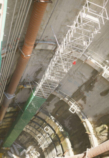 港铁站50米上落通道