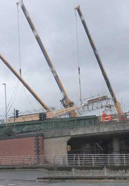 沃灵顿一施工地脚手架倒塌导致出行混乱